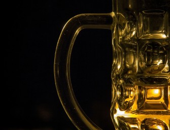 Neue Studie: Jugendliche beziehen ersten Alkohol von den Eltern